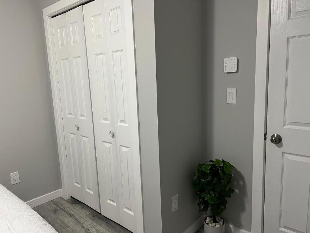 Cozy Modern And Lavish 1 Bedroom Basement Suite Winnipeg Exterior foto